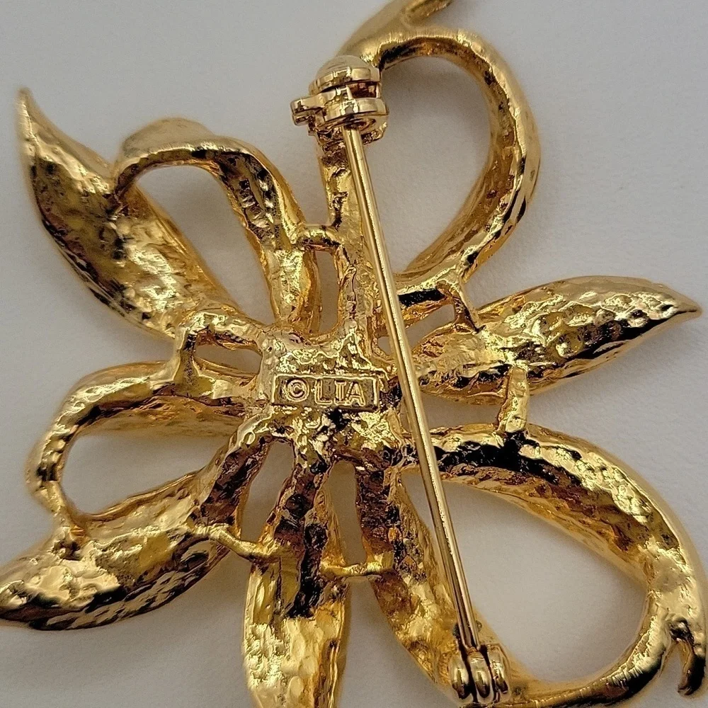 LIA Vintage Gold Tone Brooch w/ Faux Pearl
